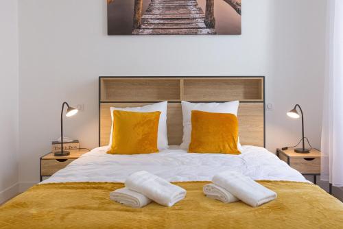 une chambre avec un grand lit avec deux serviettes dessus dans l'établissement Rue De Bone by Halldis, à Cannes