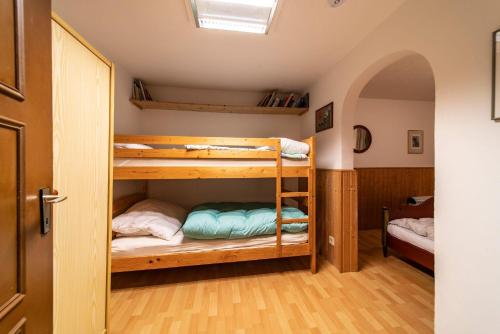 Zimmer mit 2 Etagenbetten in einem Zimmer in der Unterkunft Haus Monika in Übersee