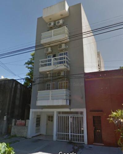 Un edificio alto con balcones a los lados. en ayacucho pb B un dormitorio, en Resistencia