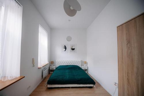 A bed or beds in a room at Piotrkowska Green quiet spot