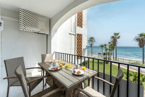 Dona Lola Micaela Beach front duplex apartment with open sea and beach views located between Marbella and Fuengirola - Costa del Sol - CS148