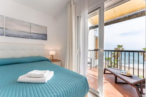 sypialnia z łóżkiem i balkonem w obiekcie Dona Lola Micaela Beach front duplex apartment with open sea and beach views located between Marbella and Fuengirola - Costa del Sol - CS148 w mieście Mijas