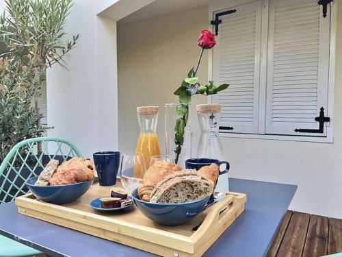 een houten blad met twee kommen eten op een tafel bij LoveRoom - Au Loge Love in Solliès-Pont