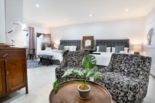 een woonkamer met een bed en een bank bij Bella's Rest Guesthouse in Dundee