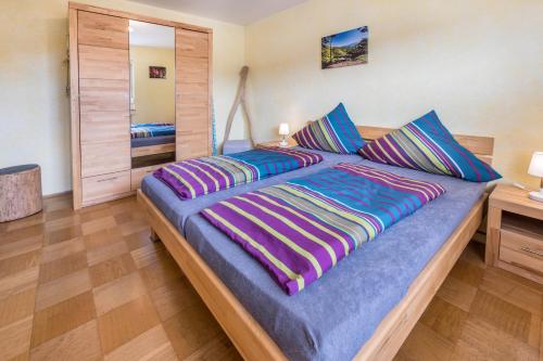 um quarto com uma cama grande num quarto em Ferienwohnung Villingen em Villingen-Schwenningen