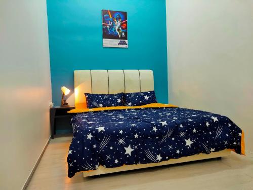 um quarto com uma cama com uma parede azul em SALAM Homestay D'Gerik em Gerik