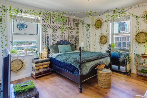 1 dormitorio con 1 cama en una habitación con papel pintado en Colorful Atlanta Vacation Rental - Walk to Dtwn!, en Atlanta