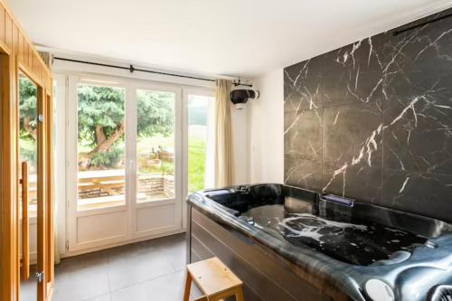 Foto LE CHILL Suite & SPA (Jacuzzi et Sauna privés) 3