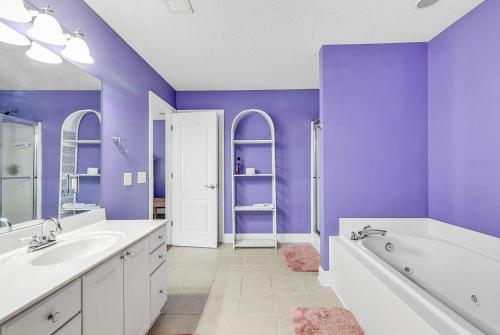 Ένα μπάνιο στο 2901 Nixon Street Ocean View Luxury 4BR Home with Private Pool