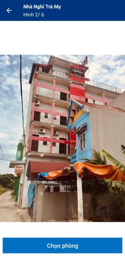 a tall building with orange and blue paint on it at Nhà nghỉ trà my 