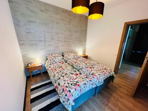 1 dormitorio con 1 cama y 2 mesas con lámparas en Apartament Morsa w Nautica Resort, en Giżycko