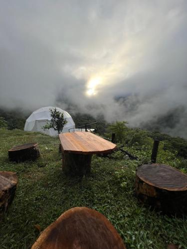 Un paisaje natural cerca del tented camp