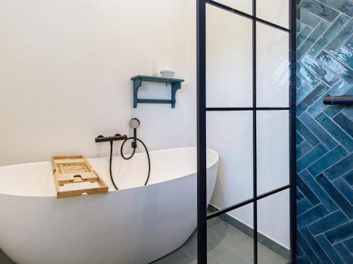 y baño con bañera y pared de cristal. en 6 person holiday home in Vinderup-By Traum, en Vinderup