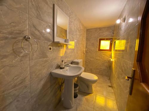 La salle de bains est pourvue d'un lavabo et de toilettes. dans l'établissement Maşukiye Home Suit Apart, à Kartepe