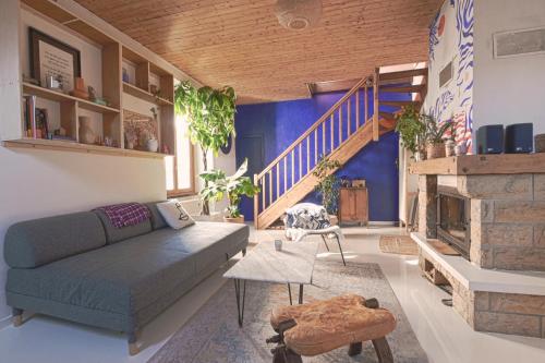 salon z kanapą i kominkiem w obiekcie Two bathrooms and WC, fireplace, historical center w Annecy