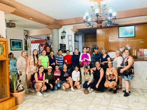 un grupo de personas posando para una foto en una habitación en Hotel San Fernando Ciudad Valles en Ciudad Valles