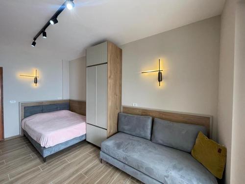 sala de estar con sofá y cama en Bellavista apartment, en Durrës