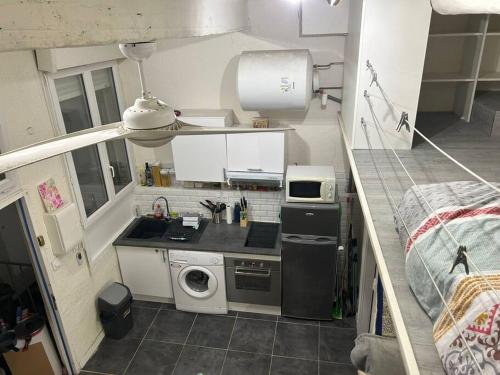 une petite cuisine avec un évier et une machine à laver dans l'établissement L'Alessandro, à Aix-en-Provence