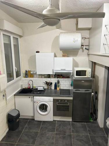 Il comprend une petite cuisine équipée d'une cuisinière et d'un lave-vaisselle. dans l'établissement L'Alessandro, à Aix-en-Provence