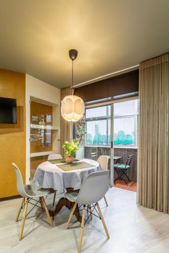 a dining room with a table and chairs at Hopstays - Gaia Cork House in Vila Nova de Gaia