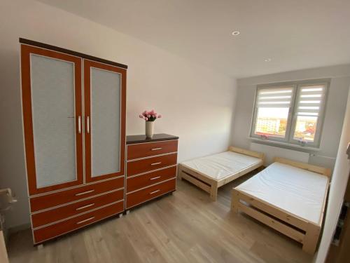 Un ou plusieurs lits dans un hébergement de l'établissement KORNELITA Apartament Darłowo