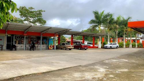 una gasolinera con coches aparcados en un aparcamiento en Hotel Mi Linda Tierra, en Quesada