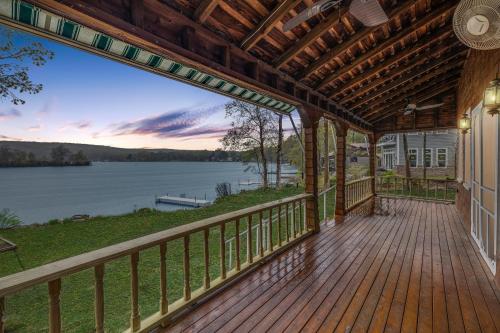 eine Außenterrasse mit Seeblick in der Unterkunft Waterfront Lake House in East Hampton