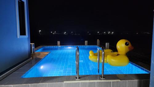 Πισίνα στο ή κοντά στο บ้านกลางนาพูลวิลล่า