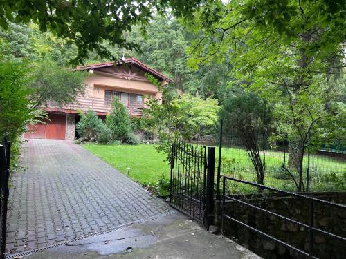 una valla frente a una casa con entrada en Villa Romana en Pezinok