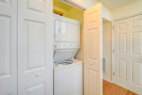 una lavanderia bianca con lavatrice e asciugatrice di Seven Devils Vacation Rental with Mountain View! a Seven Devils