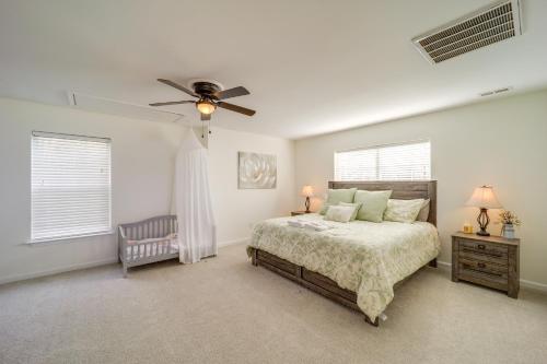 una camera con letto e ventilatore a soffitto di Seven Devils Vacation Rental with Mountain View! a Seven Devils