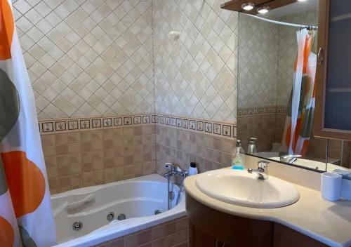a bathroom with a sink and a tub and a sink at Habitación en Casa Vacacional Fuengirola in Fuengirola