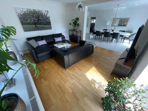 a living room with a black couch and a table at Haus Lisa in Neustadt in Holstein