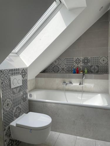 Haus Lisa في نيوشتاد في هولشتاين: حمام مع مرحاض وحوض استحمام