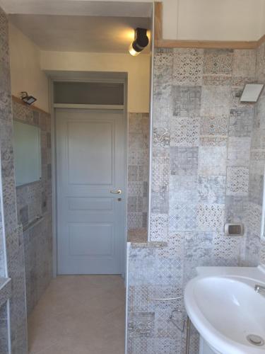 A bathroom at Carlo Apartments