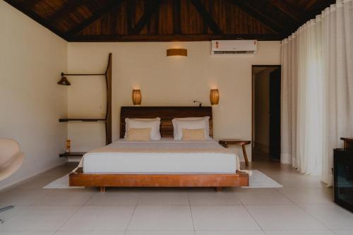 a bedroom with a large bed in a room at Pousada Rangai in Maragogi