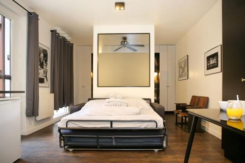 a bedroom with a bed and a large mirror at ZZZ université paris 13 - 4P in Paris