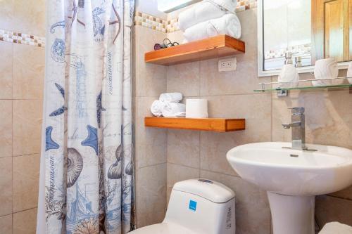 łazienka z toaletą i umywalką w obiekcie Villas en el Bosque w mieście Ojochal