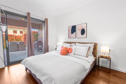 Luxury NEW apartment with private garden near the beach!