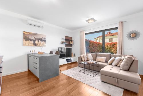 Luxury NEW apartment with private garden near the beach!