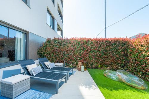 Luxury NEW apartment with private garden near the beach!