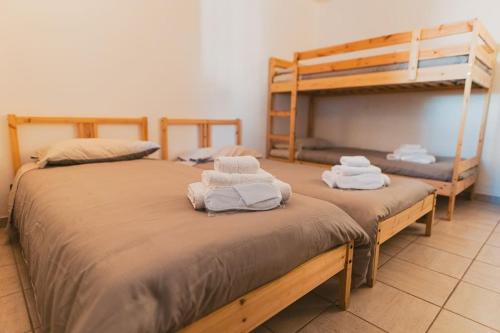 ロコロトンドにあるTrulli Di Nonno Stefanoの二段ベッド2組が備わるドミトリールームのベッド2台分です。
