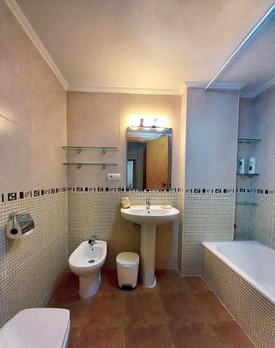 a bathroom with a sink and a toilet and a tub at Rincón de Encanto a Paso del Mar in Altea