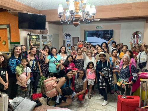 a group of people posing for a picture with luggage at Hotel San Fernando Ciudad Valles in Ciudad Valles