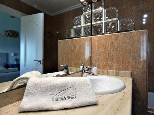 奧里尼翁的住宿－Villa La Ballena de Sonabia，浴室设有水槽和柜台上的毛巾