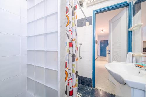 uma casa de banho com um lavatório e um espelho em INTO THE BLUE Lavagna Seaside Flat em Lavagna