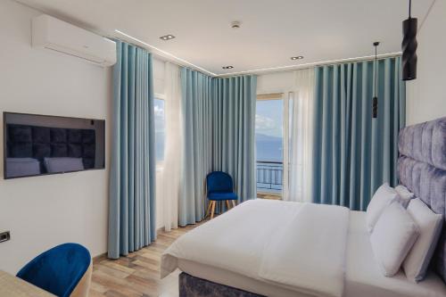 Postel nebo postele na pokoji v ubytování Asi Rooftop Hotel