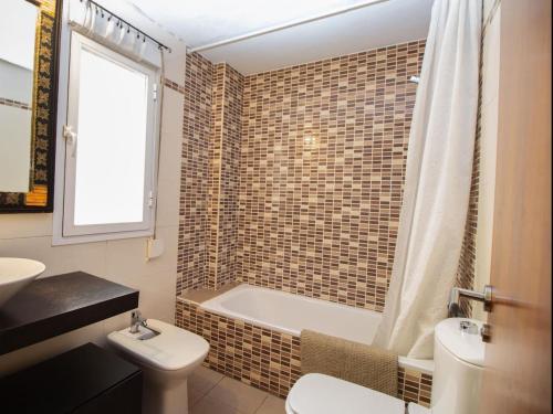 ein Badezimmer mit einer Badewanne, einem WC und einem Waschbecken in der Unterkunft Lightbooking El Realejo Granada in Granada