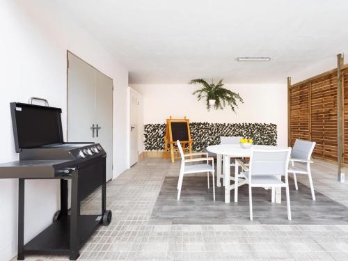 A television and/or entertainment centre at Lightbooking Casa Maye Tenerife