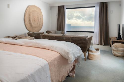 1 dormitorio con 2 camas y vistas al océano en Lightbooking Edem Playa del Hombre, en Telde